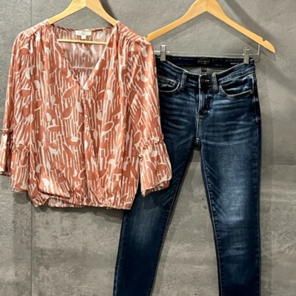 Entro top.  Dark salmon and white. Large but fits like a medium. 15-  stunning